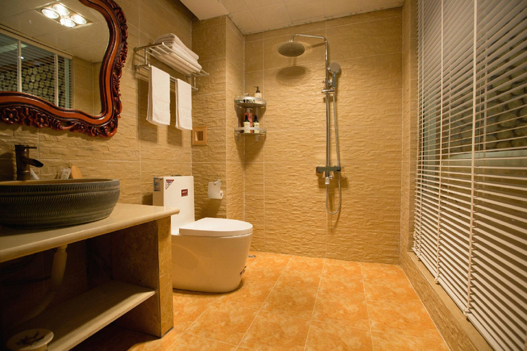 Bathroom 4, YingHuoChong, Lijiang
