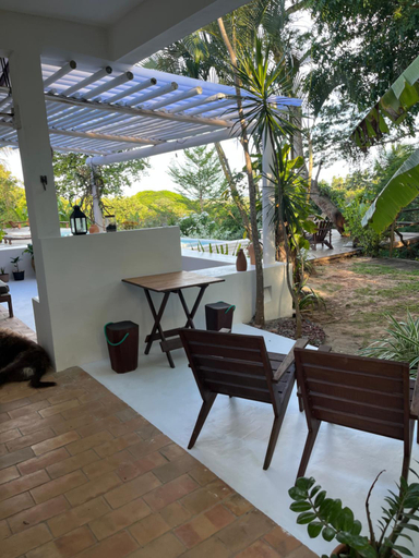 Others 5, Baleias home, Mata de São João