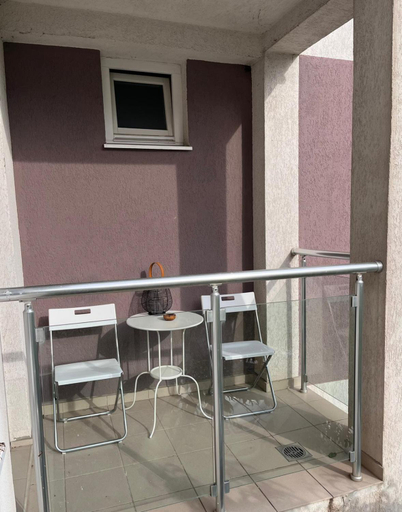Others 3, Sunny apartments