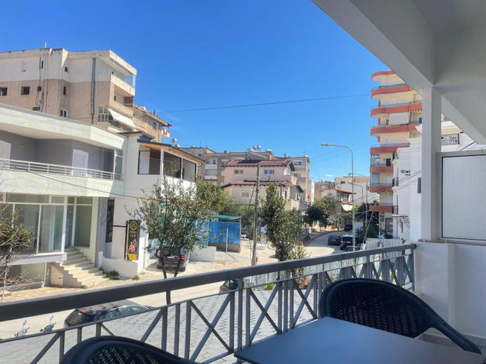 Others 5, Hotel Oxhaku, Sarandës