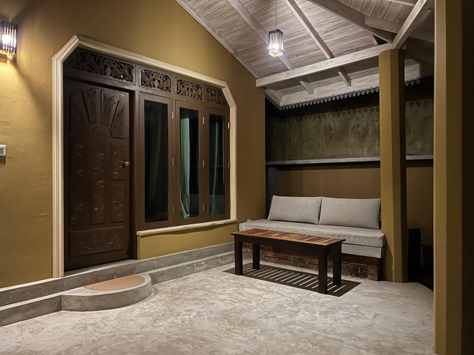 Bedroom 3, Beach View Hotel, Pothuvil