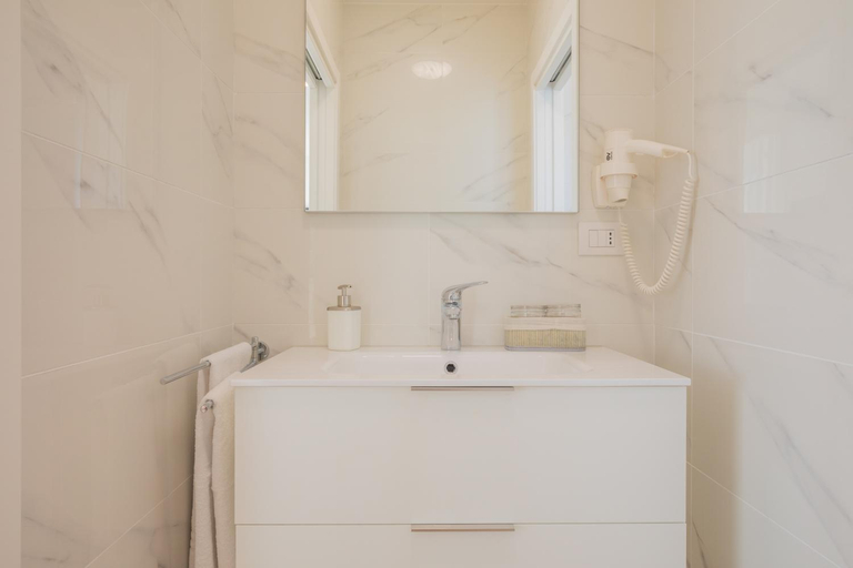 Bathroom, Casa LiLu by Comorooms, Como