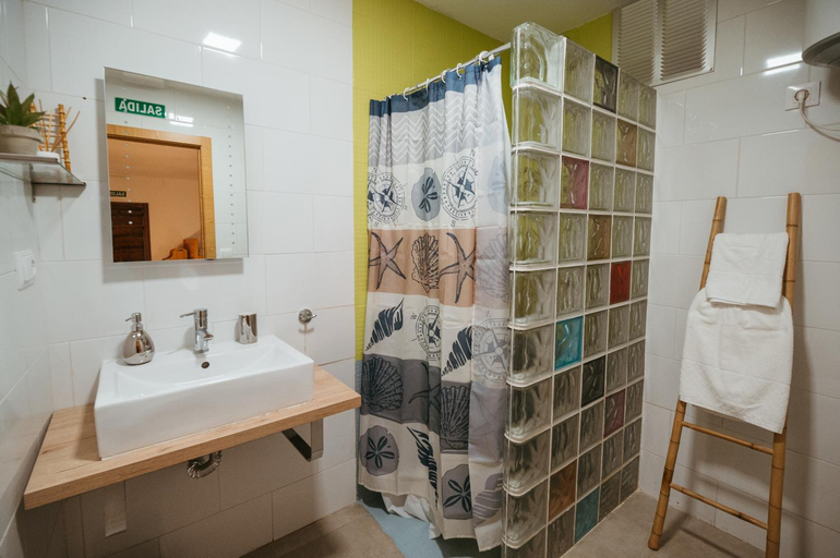Bathroom 4, Hostel Albergue La Iglesia, La Rioja