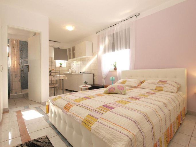 Bedroom 4, Cozy studio apartment with private outdoor space, Fažana