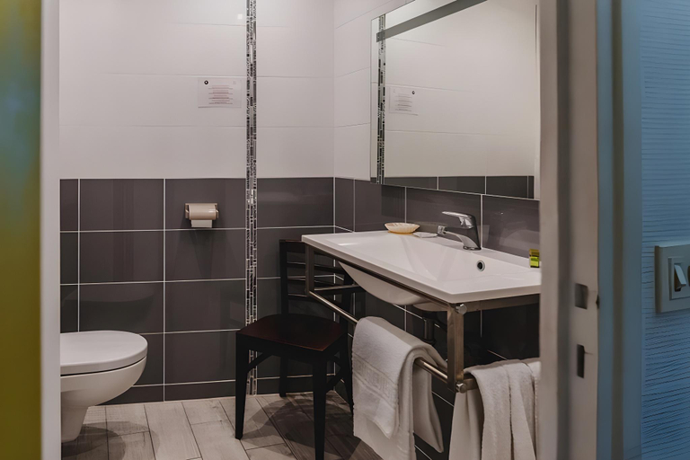 Bathroom, Inter-Hotel Tours Ouest Le Cheval Rouge, Indre-et-Loire
