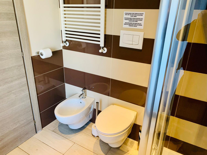 Bathroom 2, SkyTower, Rome