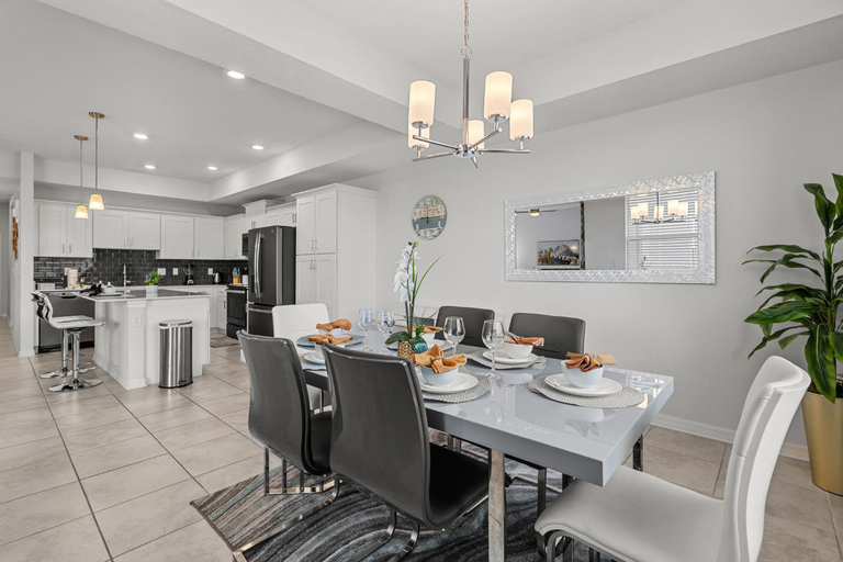 2, Cozy & Stylish 2BR Condo, Prime Storey Lake Spot, Osceola