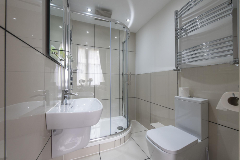 Bathroom 3, Grosvenor Suites, Edinburgh