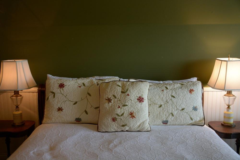 Bedroom 1, Bluff View Inn, Hamilton