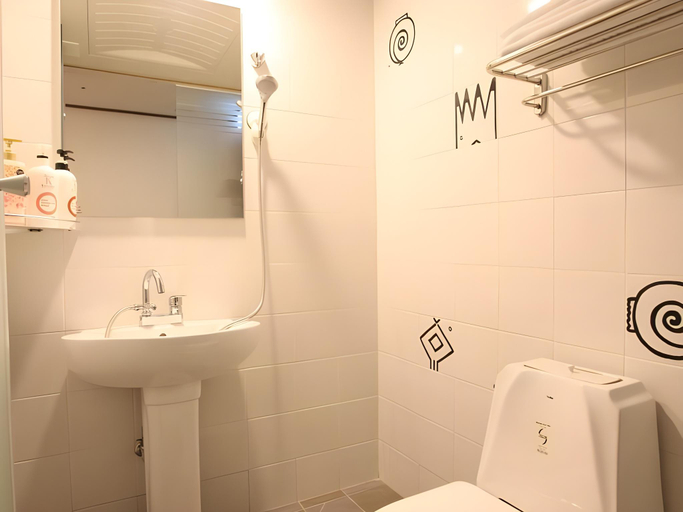 Bathroom 5, Myeongdong MOM House, Jung