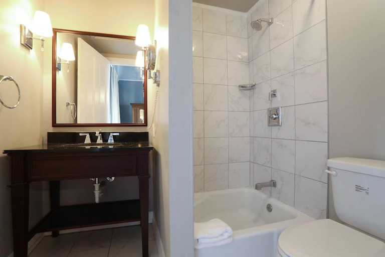 Bathroom 4, Malaga Inn, Mobile