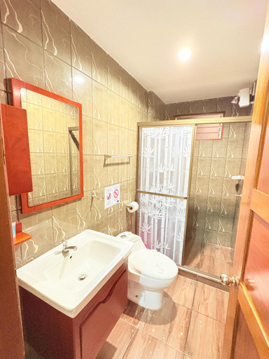 Bathroom 5, Hotel Villa Acacia, Carrillo