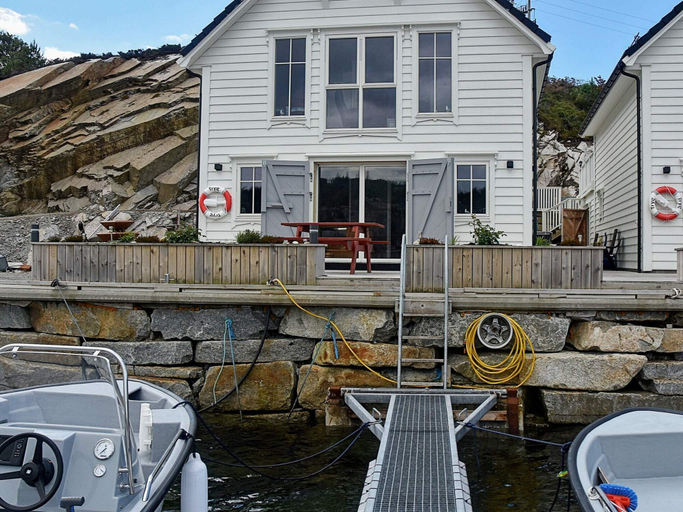 Exterior & Views