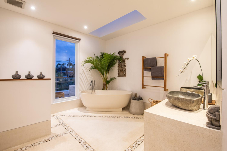 4, Seaside Luxury: 4BR Villa, 400m to Finns, Canggu, Badung