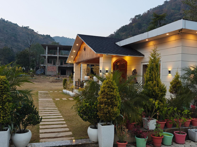 Exterior & Views