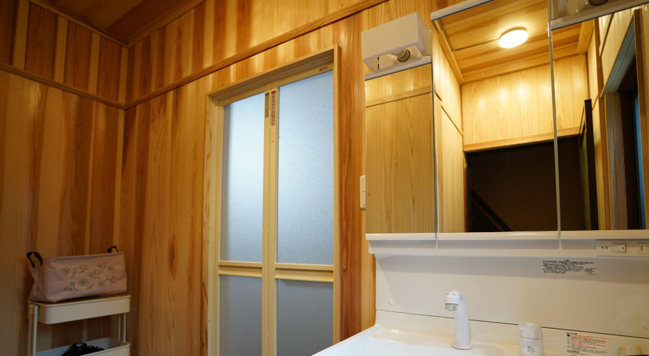 Bathroom 2, Hostel Murasaki, Takayama
