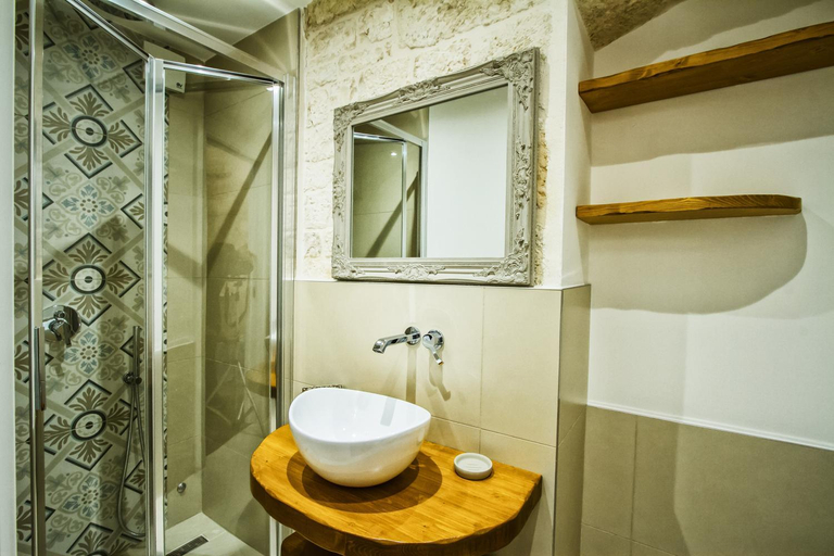 Bathroom 3, Beatrice rooms, Bari