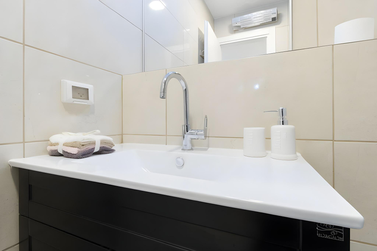 Bathroom 3, Luxury One-Bedroom Apartment/parking in center, Jerusalem