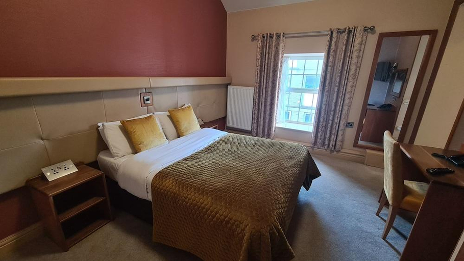 Bedroom 1, Farnham Arms Hotel