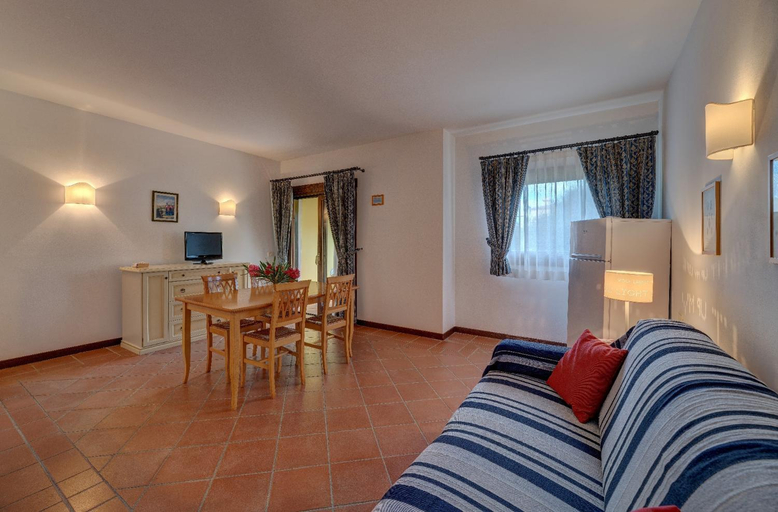 Others 4, Charming Small Villa V4 Sleeps 4 - No Pool, Sassari