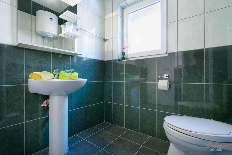Bathroom 3, Sea House Apartments