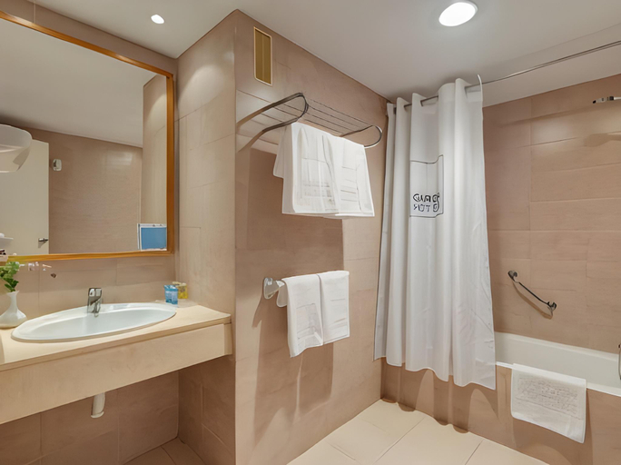 Bathroom 4, Alcudia Garden Aparthotel, Baleares