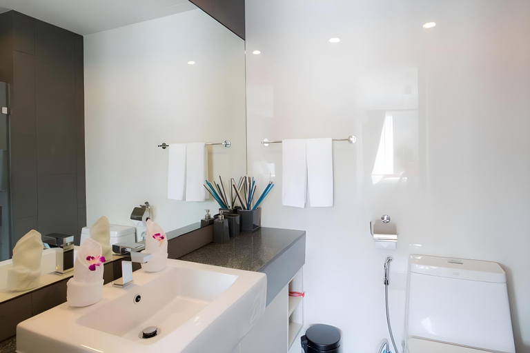 Bathroom 5, 6th Avenue Surin Condominium, Pulau Phuket