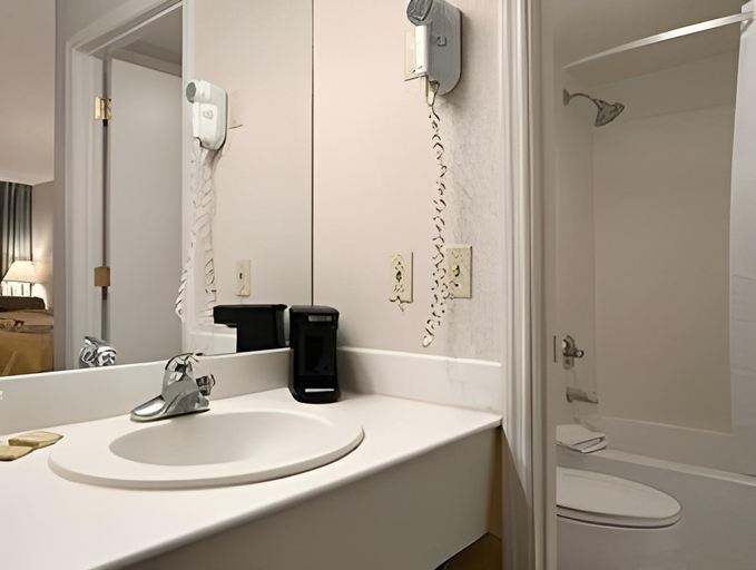 Bathroom 4, Super 8 by Wyndham Hermitage Nashville, Davidson