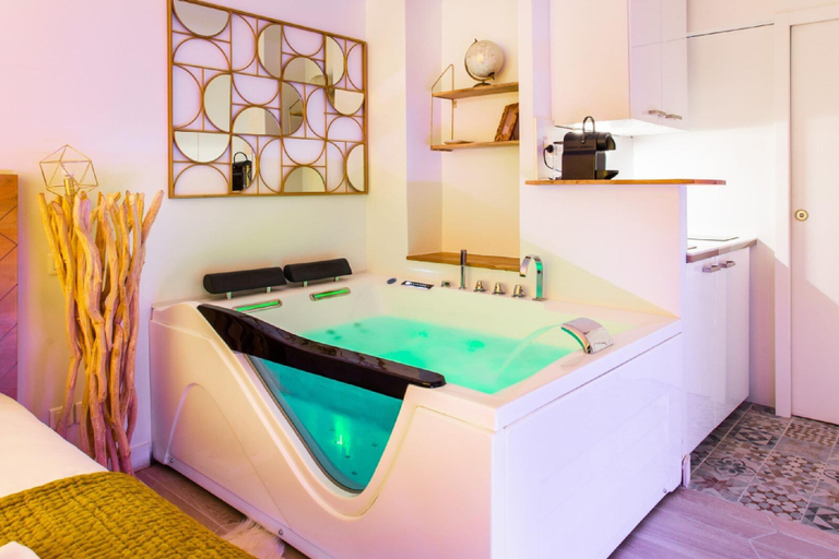 Interior view 5, Love room - 2P with Jacuzzi, Paris
