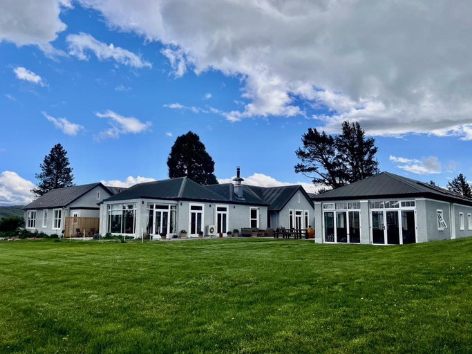 Others 4, 74 on Lockhart, Central Otago