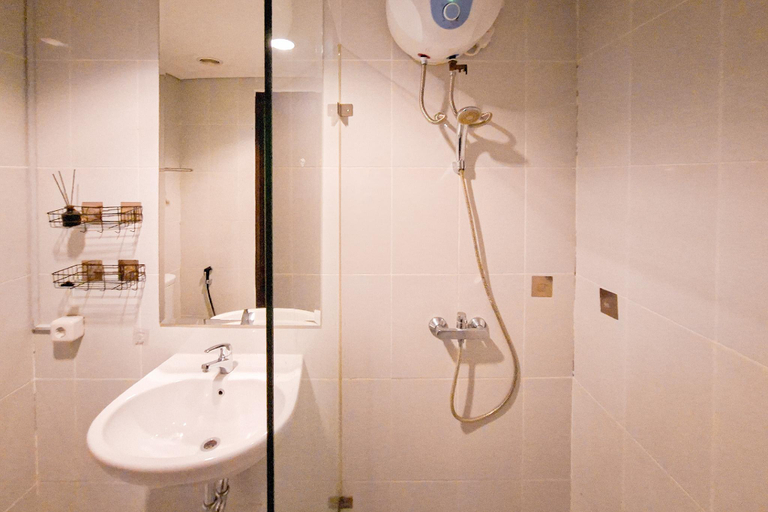 Bathroom 4, Minimalist Studio @ Casa de Parco Apt By Travelio, Tangerang