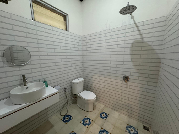 Bathroom 5, Blue Laguna Inn, Jepara