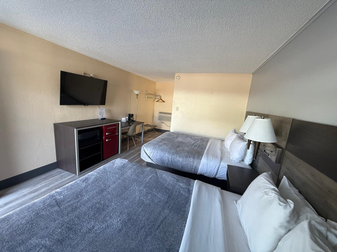 Bedroom 2, Pine Needles Inn, Siskiyou