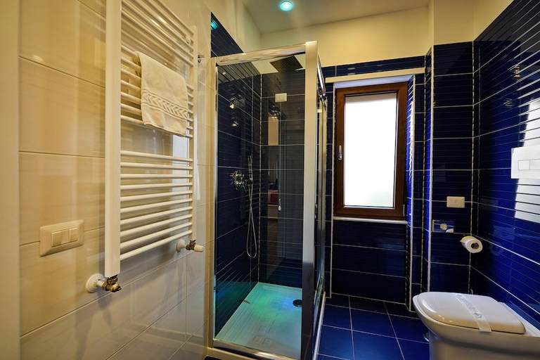 Bathroom 3, Sorrento Rooms, Napoli