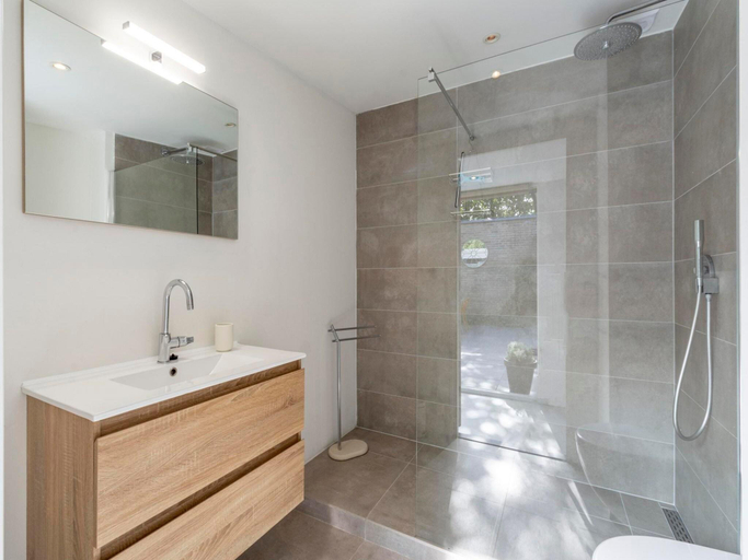 Bathroom 3, Bungalow in Sint Maartenszee with Garden Views, Zijpe