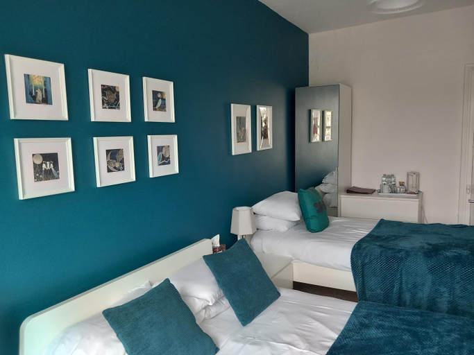 Bedroom 2, Bryncelyn Guesthouse, Powys