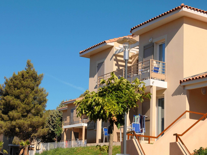 Others 3, Sunny Retreat with Pool, Var