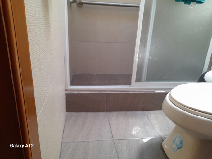 Bathroom 3, Rose Garden, Quito