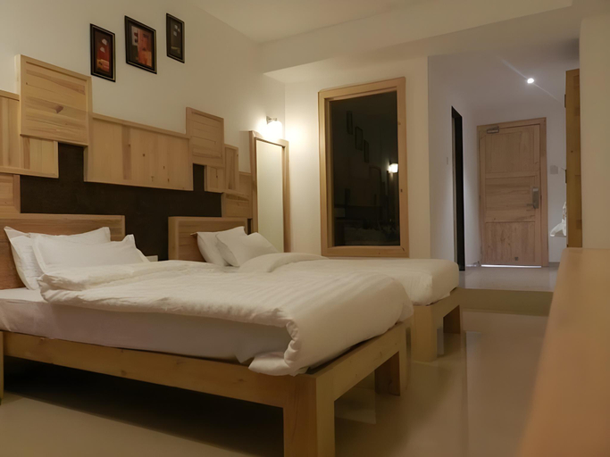 Others 3, Hotel Stonarc, Pune