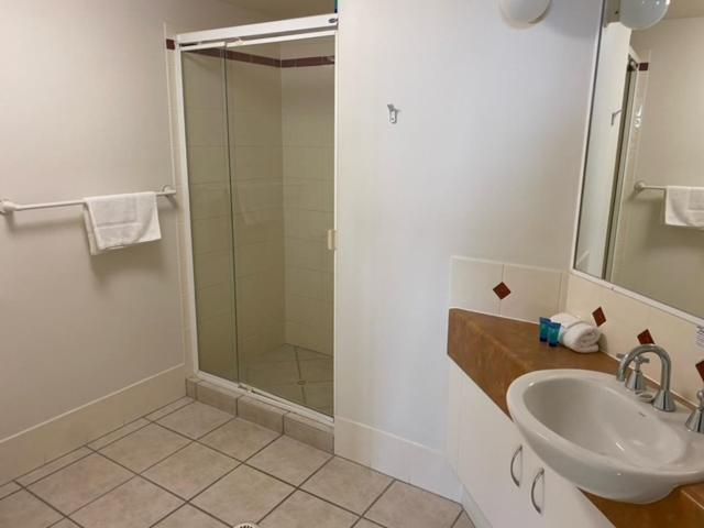Bathroom 3, Kingsrow Holiday Apartments, Caloundra - Caloundra S.