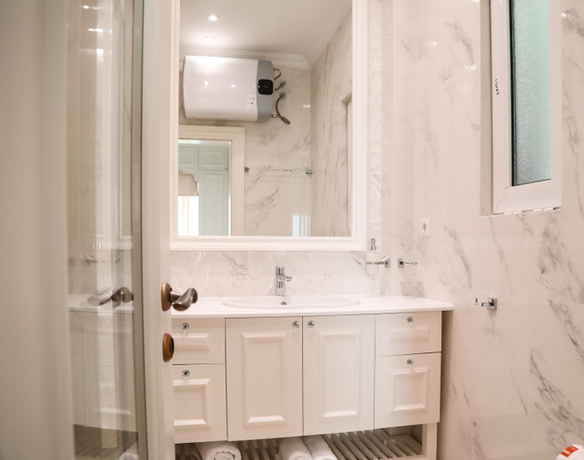 Bathroom 2, Limani Luxury Apartment Beachfront 1, Sarandës