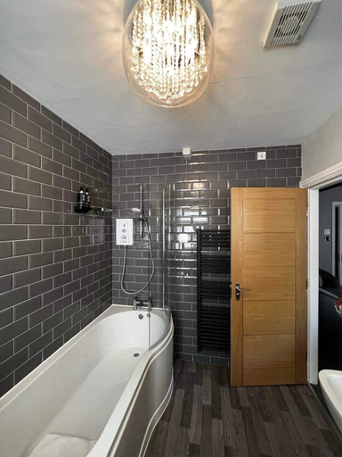 Bathroom 3, Elephant & Castle, Kirklees