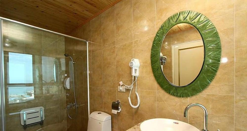 Bathroom 4, Qixing Tan HAI WAN B&B, Hualien