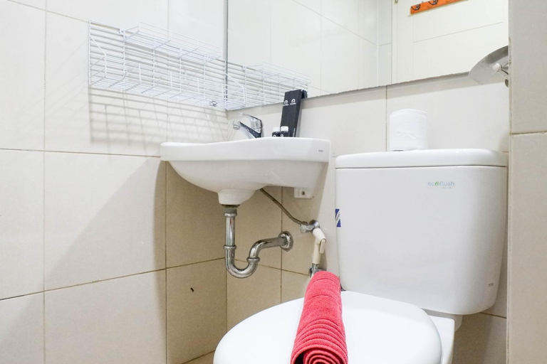 Bathroom, Modern 2BR Tanglin Supermall Mansion By Travelio, Surabaya