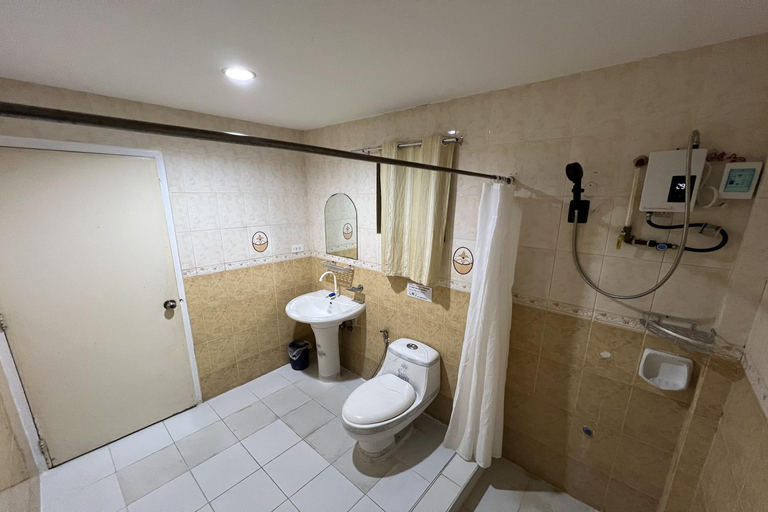 Bathroom 4, Garden Suite Hotel near Koreatown, Angeles City