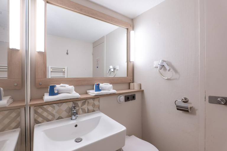 Bathroom 4, Kyriad Digne les Bains Hotel, Alpes-de-Haute-Provence