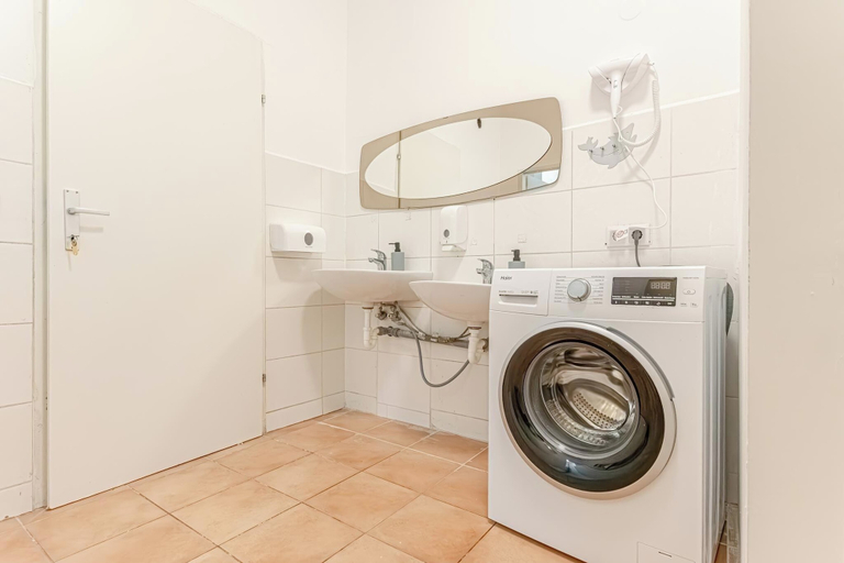 Bathroom 3, 6BR Apt Lovely Garden Near Lorenz Böhler, Wien