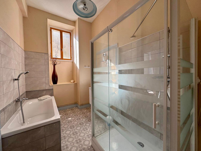 Bathroom 4, L'Escapade Place Voltaire, Yonne