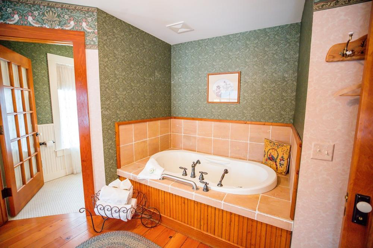 Bathroom 3, Round Barn Farm B & B Event Center, Goodhue
