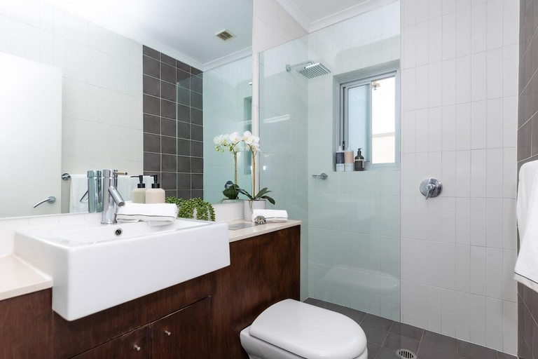 Bathroom, Cozy beachfront studio with aircon, Sydney